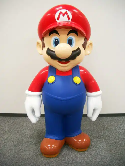 等身大のマリオフィギュア